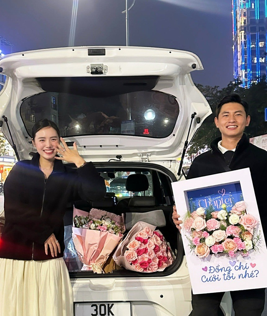 Mới đây, Thân Thị Hưởng (sinh năm 2000) cho biết màn cầu hôn diễn ra tối 17/12 tại một quán cà phê ở Hà Nội. Trần Tiến Anh, bạn trai cô, đã cùng bạn bè chuẩn bị từ trước để tạo sự bất ngờ.