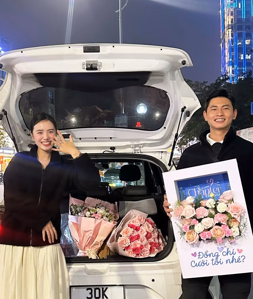 Mới đây, Thân Thị Hưởng (sinh năm 2000) cho biết màn cầu hôn diễn ra tối 17/12 tại một quán cà phê ở Hà Nội. Trần Tiến Anh, bạn trai cô, đã cùng bạn bè chuẩn bị từ trước để tạo sự bất ngờ.