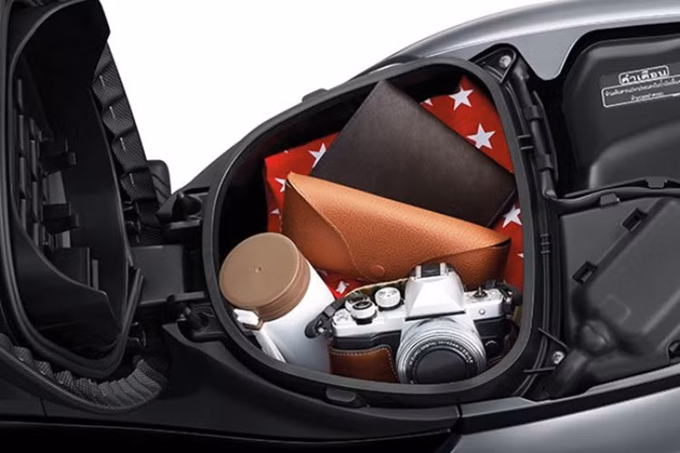 Về mặt kỹ thuật, hệ thống treo trước là dạng ống lồng, còn phía sau là tay đòn kết hợp với giảm xóc đôi, mang lại cảm giác lái ổn định và êm ái. Xe sử dụng bánh xe 17 inch với hai loại lốp: nan hoa và vành đúc.