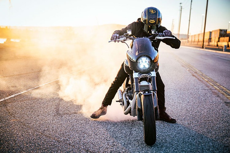 Mẫu siêu cruiser này được trang bị khung thép nhẹ và bánh xe 17 inch, giúp tăng độ linh hoạt khi lái. Hệ thống treo Fox và phanh Brembo cũng có mặt trong cấu hình tiêu chuẩn của mẫu xe này.