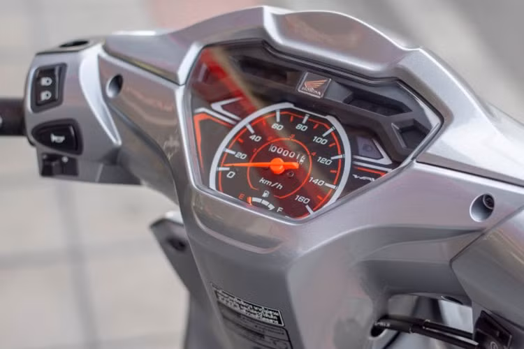 Tất cả các phiên bản đều được trang bị đèn pha LED hiện đại, cùng đồng hồ analog hiển thị tốc độ rõ ràng cả ngày lẫn đêm. Dưới yên xe là ngăn chứa đồ rộng rãi, dung tích lên đến 10 lít, đủ để đựng những vật dụng cá nhân cần thiết.