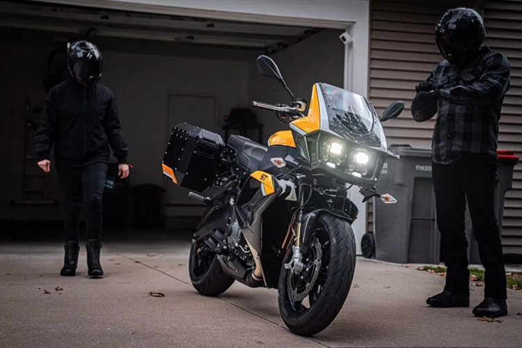 Buell cho biết chiếc xe này có thể chuyển đổi từ cấu hình touring sang kiểu thể thao chỉ trong vòng chưa đầy một giờ, thể hiện sự linh hoạt vượt trội. Hệ thống treo Fox, phanh Brembo và lốp Dunlop Sportmax Q5A cũng được trang bị tiêu chuẩn.