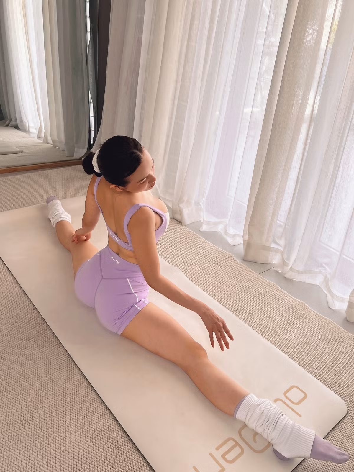 Sĩ Thanh vẫn giữ được đôi mắt to tròn, nụ cười rạng rỡ và làn da căng bóng. Nhan sắc này đã giúp cô nhận được hàng loạt lời khen "có cánh" từ bạn bè và người hâm mộ, như "Xinh đẹp và trẻ mãi không già", "Body đỉnh quá chị ơi", hay "Chị Sĩ Thanh là biểu tượng của phụ nữ hiện đại".