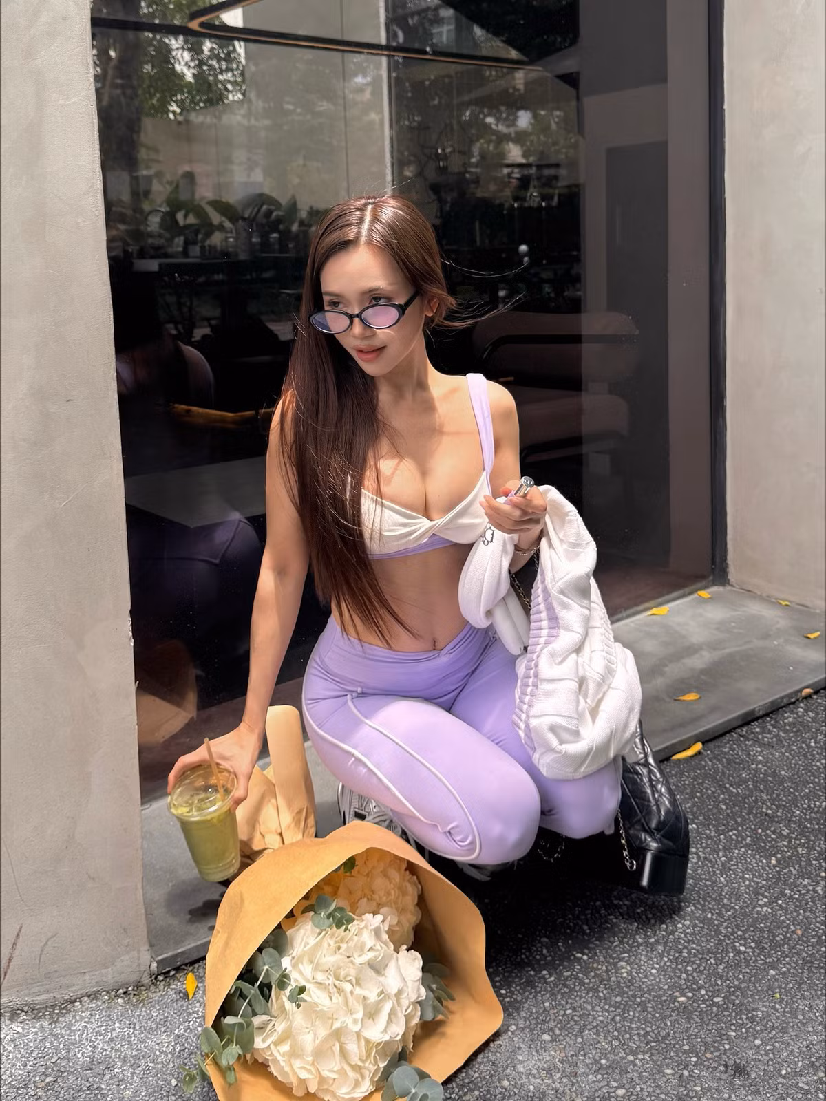 Làn da mịn màng, vòng eo con kiến và cơ bụng săn chắc là minh chứng cho quá trình tập luyện chăm chỉ và lối sống khoa học của nữ ca sĩ.