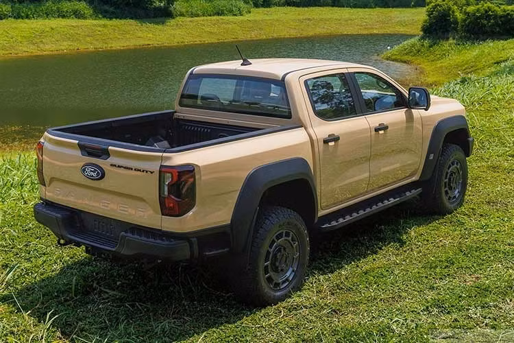 Về an toàn, Ranger SUPER DUTY được trang bị đầy đủ các công nghệ hỗ trợ lái như phanh tự động khẩn cấp, kiểm soát hành trình thích ứng, cảnh báo điểm mù, hỗ trợ giữ làn, camera 360 độ và 7 túi khí. Ngoài ra, xe còn tích hợp các tính năng hỗ trợ off-road chuyên sâu như kiểm soát hành trình địa hình, hỗ trợ quay đầu và hệ thống hỗ trợ lùi xe kéo rơ-moóc.