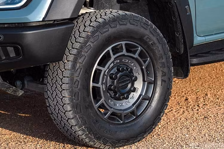 Ngoại thất xe mang phong cách hầm hố với cản trước thép, mâm 18 inch đi kèm lốp địa hình 33 inch, cùng cấu trúc 8 bu-lông bánh xe thay vì 6 như trước. Xe cũng được trang bị nhiều chi tiết phục vụ off-road và công việc nặng như móc kéo cỡ lớn, tấm bảo vệ gầm và khả năng lắp tời công suất cao.