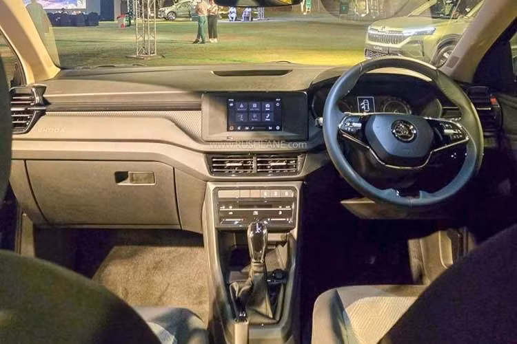 Bên trong khoang lái, Skoda Kushaq Classic+ mới được trang bị hệ thống thông tin giải trí với màn hình cảm ứng và vô lăng đa chức năng, tích hợp các nút điều khiển âm thanh. Bảng đồng hồ của xe chỉ là loại analog với màn hình đa thông tin MID.