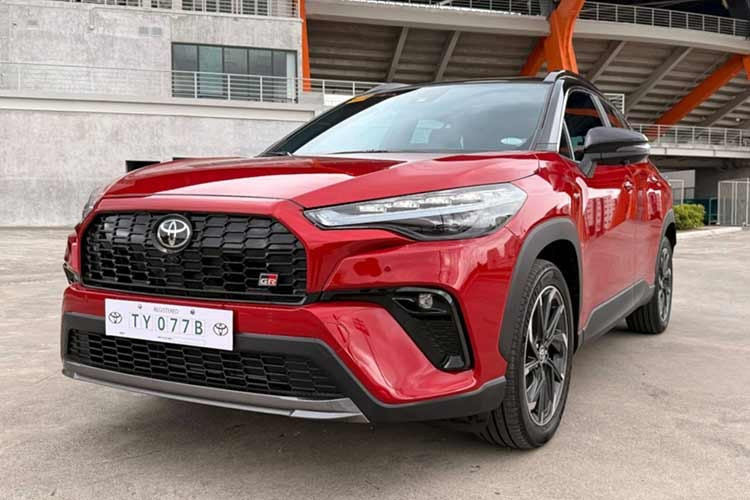 Mẫu xe Toyota Corolla Cross GR-S 2026 bản nâng cấp giữa vòng đời vừa ra mắt tại Philippines sở hữu phần đầu xe, lưới tản nhiệt được thiết kế lại với họa tiết tổ ong, tương tự các phiên bản của mẫu crosover Corolla Cross mới và nhiều dòng xe Toyota khác đang bán ra thị trường hiện nay.