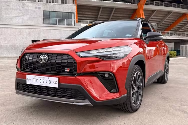 Mẫu xe Toyota Corolla Cross GR-S 2026 bản nâng cấp giữa vòng đời vừa ra mắt tại Philippines sở hữu phần đầu xe, lưới tản nhiệt được thiết kế lại với họa tiết tổ ong, tương tự các phiên bản của mẫu crosover Corolla Cross mới và nhiều dòng xe Toyota khác đang bán ra thị trường hiện nay.