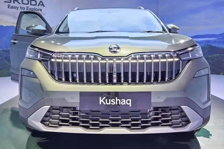 Là phiên bản tiêu chuẩn nhưng Classic+ sở hữu nhiều chi tiết ngoại thất thường xuất hiện trên các phiên bản cao hơn. Trang bị tiêu chuẩn của Skoda Kushaq Classic+ 2026 ở thị trường Ấn Độ gồm đèn LED định vị ban ngày, cụm đèn pha projector và đèn báo rẽ LED.