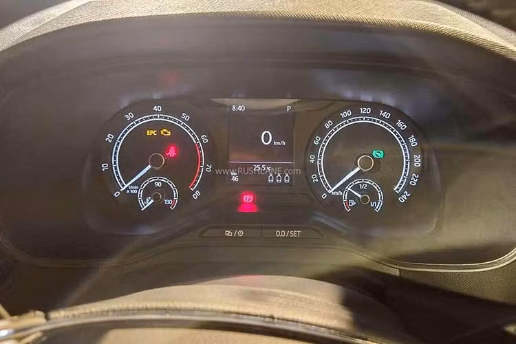 Một trong những điểm đáng chú ý của bản Classic+ tiêu chuẩn mới là xe vẫn sử dụng động cơ xăng tăng áp của Skoda, đi kèm hộp số tự động 8 cấp mới. Ngoài ra, động cơ này có thể kết hợp với cả hộp số sàn 6 cấp, mang lại thêm lựa chọn cho khách hàng khi cân nhắc về hệ truyền động.