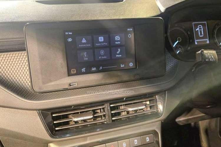 Trong khi đó, hệ thống đèn nội thất LED giúp tăng cảm giác cao cấp cho khoang nội thất. Các trang bị tiện nghi của bản này gồm điều hòa chỉnh tay và hệ thống kiểm soát hành trình, đáp ứng tốt nhu cầu sử dụng hằng ngày.