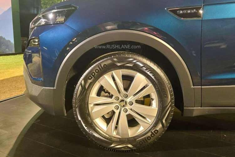 Điểm cộng lớn cho biến thể Skoda Kushaq 2026 bản Classic+ số tự động này là việc giữ lại bộ mâm hợp kim và cửa sổ trời đơn, những chi tiết vốn thường chỉ xuất hiện trên các phiên bản tầm trung hoặc cao cấp.