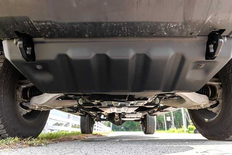 Điểm nhấn của mẫu xe không chỉ nằm ở sức mạnh mà còn ở khả năng vận hành bền bỉ, đáp ứng tiêu chuẩn khí thải Euro 6 và sử dụng được nhiên liệu sinh học B20. Xe có tải trọng tối đa gần 2 tấn, tổng khối lượng toàn tải đạt 4,5 tấn và khả năng kéo lên tới 4,5 tấn. Tổng khối lượng kết hợp cả xe và rơ-moóc đạt 8 tấn, vượt trội trong phân khúc.