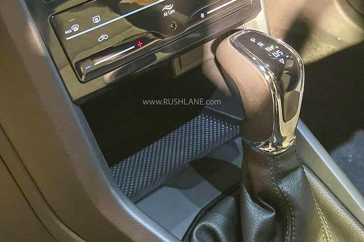 Cụ thể hơn, bản Classic+ dùng động cơ xăng tăng áp, dung tích 1.0L, tạo ra công suất tối đa 113 mã lực. Ngoài ra, dòng Skoda Kushaq 2026 tại Ấn Độ còn có thêm 1 tùy chọn động cơ nữa là máy xăng 1.5L, tạo ra công suất tối đa 148 mã lực. Động cơ này sẽ kết hợp với hộp số tự động ly hợp kép 7 cấp.