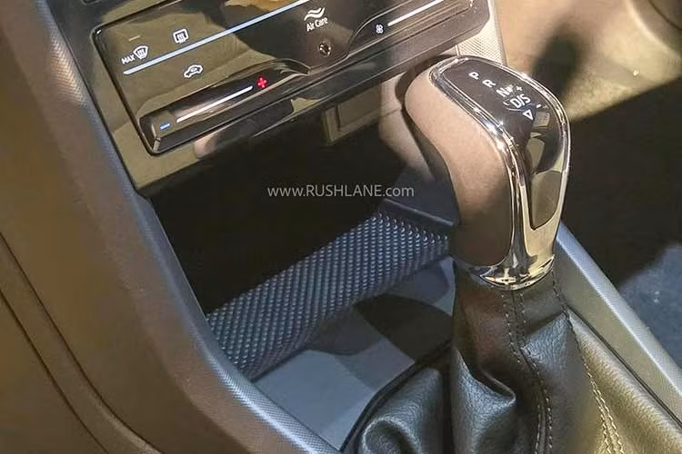 Cụ thể hơn, bản Classic+ dùng động cơ xăng tăng áp, dung tích 1.0L, tạo ra công suất tối đa 113 mã lực. Ngoài ra, dòng Skoda Kushaq 2026 tại Ấn Độ còn có thêm 1 tùy chọn động cơ nữa là máy xăng 1.5L, tạo ra công suất tối đa 148 mã lực. Động cơ này sẽ kết hợp với hộp số tự động ly hợp kép 7 cấp.