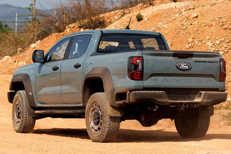 Khoảng sáng gầm của xe đạt 296 mm, trong khi khả năng lội nước lên tới 850 mm, phù hợp với điều kiện vận hành khắc nghiệt. Bình nhiên liệu dung tích 130 lít cho phép xe di chuyển quãng đường trên 1.000 km mỗi lần tiếp nhiên liệu.