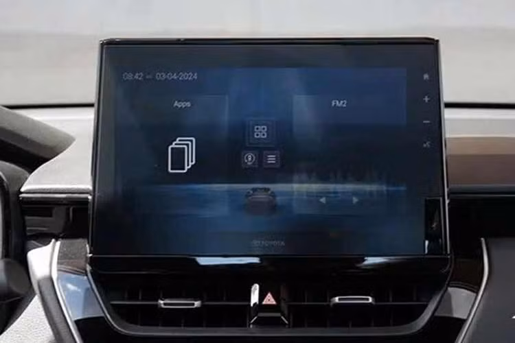 Giống các bản Corolla Cross facelift khác, xe cũng có bảng điều khiển trung tâm lớn hơn, cần số mới, sạc điện thoại thông minh không dây, màn hình thông tin giải trí 10,5 inch mới và cụm đồng hồ kỹ thuật số 12,3 inch.