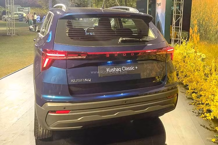 Mẫu SUV cũng sở hữu đèn hậu LED, ngoài ra xe còn có các trang bị thực dụng như sấy kính sau, cần gạt và vòi rửa kính sau, giúp tăng sự tiện dụng cũng như cải thiện tầm nhìn trong nhiều điều kiện môi trường thời tiết khác nhau.