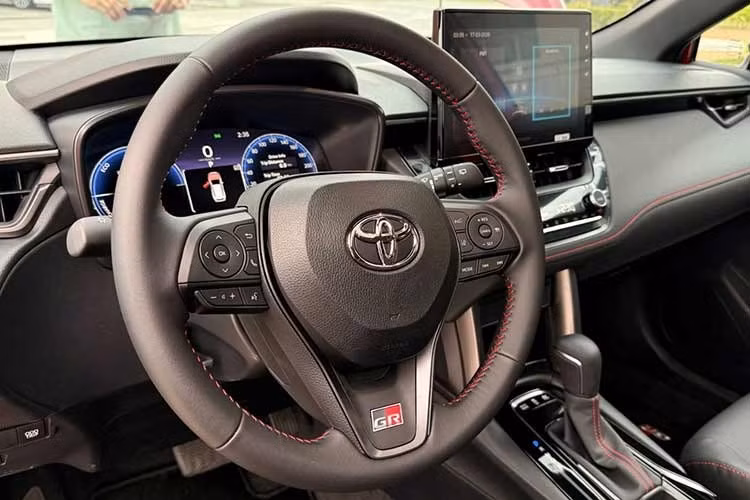 Khoang nội thất nhận một số nâng cấp nhỏ nhằm tăng tính nhận diện phiên bản thể thao. Tựa đầu ghế trước được thêu logo GR, kết hợp cùng dây đai an toàn màu đỏ, mang lại cảm giác thể thao rõ nét hơn.