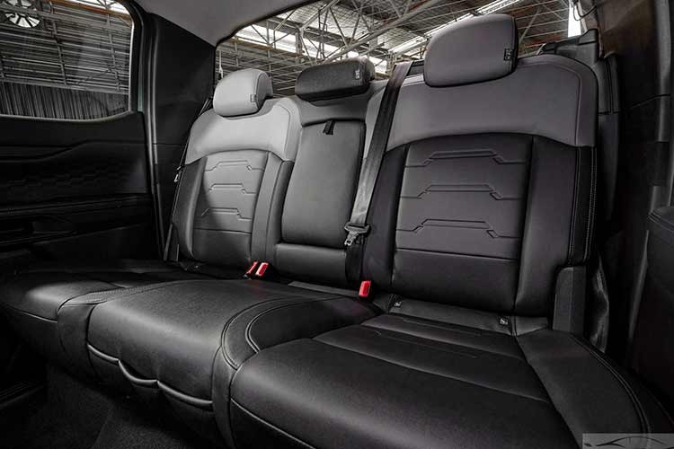 Hệ thống treo được thiết kế lại với treo trước tay đòn kép và treo sau lá nhíp nhiều lá, tối ưu cho tải nặng. Các chi tiết cơ khí như trục, vi sai, hệ thống khóa vi sai điện tử trước và sau đều được nâng cấp về kích thước và độ bền. Xe sử dụng động cơ diesel V6 3.0L tăng áp, cho công suất 210 mã lực và mô-men xoắn 600 Nm, kết hợp hộp số tự động 10 cấp và hệ dẫn động 4 bánh toàn thời gian.