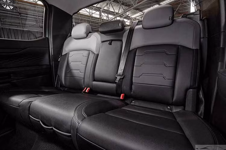 Hệ thống treo được thiết kế lại với treo trước tay đòn kép và treo sau lá nhíp nhiều lá, tối ưu cho tải nặng. Các chi tiết cơ khí như trục, vi sai, hệ thống khóa vi sai điện tử trước và sau đều được nâng cấp về kích thước và độ bền. Xe sử dụng động cơ diesel V6 3.0L tăng áp, cho công suất 210 mã lực và mô-men xoắn 600 Nm, kết hợp hộp số tự động 10 cấp và hệ dẫn động 4 bánh toàn thời gian.