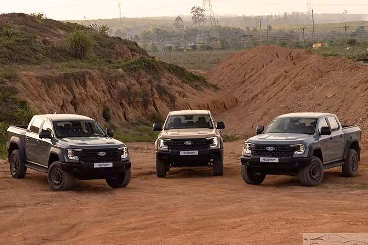 Ford Ranger Super Duty 2026 đã lộ thông tin chi tiết và hình ảnh thực tế tại Thái Lan, trước thềm công bố giá chính thức tại Motor Show 2026 (23/3). Mẫu xe được định vị như một chuẩn mực mới trong phân khúc bán tải, với khả năng chịu tải và kéo vượt trội so với Ranger thông thường.