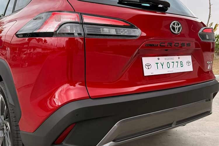 Phía sau xe cũng được tinh chỉnh nhẹ với các chi tiết màu gunmetal tương đồng phía trước, trong khi dòng chữ “Corolla Cross” chuyển sang màu đen thay cho tông bạc trước đây, tạo diện mạo nổi bật hơn.