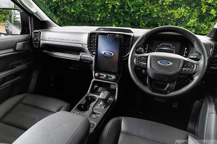 Khoang nội thất được nâng cấp với ghế da chỉnh điện, màn hình giải trí 12 inch hỗ trợ SYNC4, kết nối Apple CarPlay/Android Auto không dây, cùng các tiện nghi như điều hòa hai vùng, sạc không dây và nhiều cổng điện phục vụ thiết bị ngoại vi.