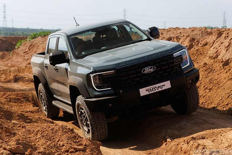 So với Ford Ranger bản tiêu chuẩn, phiên bản Ford Ranger Super Duty 2026 được phát triển trên nền tảng khung gầm hoàn toàn mới với kết cấu dày và cứng hơn, giúp tăng khả năng chịu tải. Kích thước tổng thể của xe cũng được mở rộng, với chiều dài 5.447 mm, rộng 2.035 mm và cao 1.975 mm.