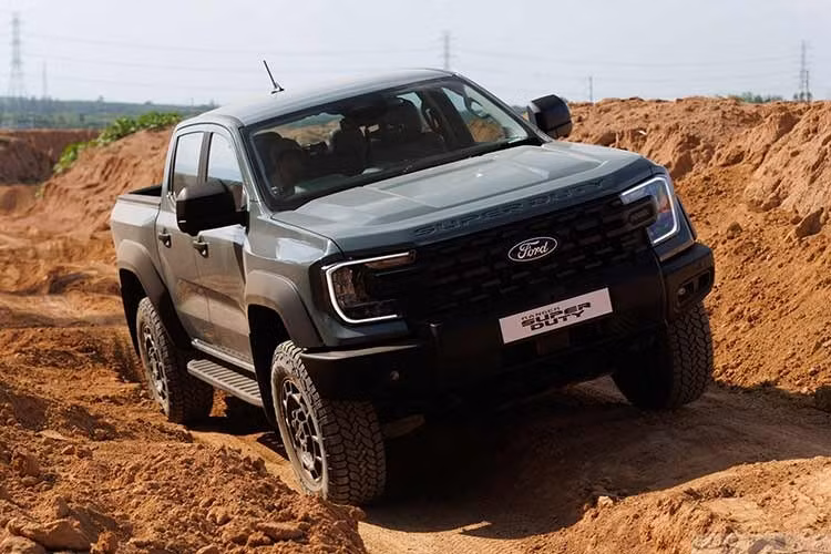 So với Ford Ranger bản tiêu chuẩn, phiên bản Ford Ranger Super Duty 2026 được phát triển trên nền tảng khung gầm hoàn toàn mới với kết cấu dày và cứng hơn, giúp tăng khả năng chịu tải. Kích thước tổng thể của xe cũng được mở rộng, với chiều dài 5.447 mm, rộng 2.035 mm và cao 1.975 mm.