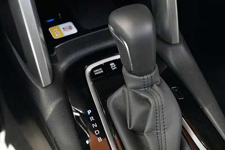 Hệ truyền động hybrid đi kèm hộp số tự động e-CVT, dẫn động cầu trước, mang lại cho Toyota Corolla Cross GR-S 2026 khả năng vận hành êm ái và mức tiêu hao nhiên liệu tiết kiệm hơn so với bản xăng truyền thống.