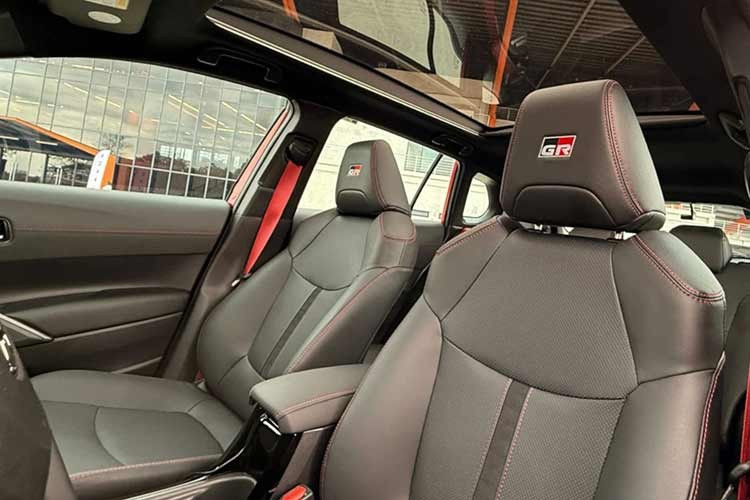 Xe sở hữu khối động cơ xăng 1.8L mã 2ZR-FXE kết hợp cùng mô tơ điện, cho tổng công suất 122 mã lực. Sức mạnh này đi kèm hộp số E-CVT, hướng đến sự êm ái tối đa trong môi trường đô thị chật chội nhưng vẫn đảm bảo sự nhạy bén cần thiết khi vận hành trên đường trường.