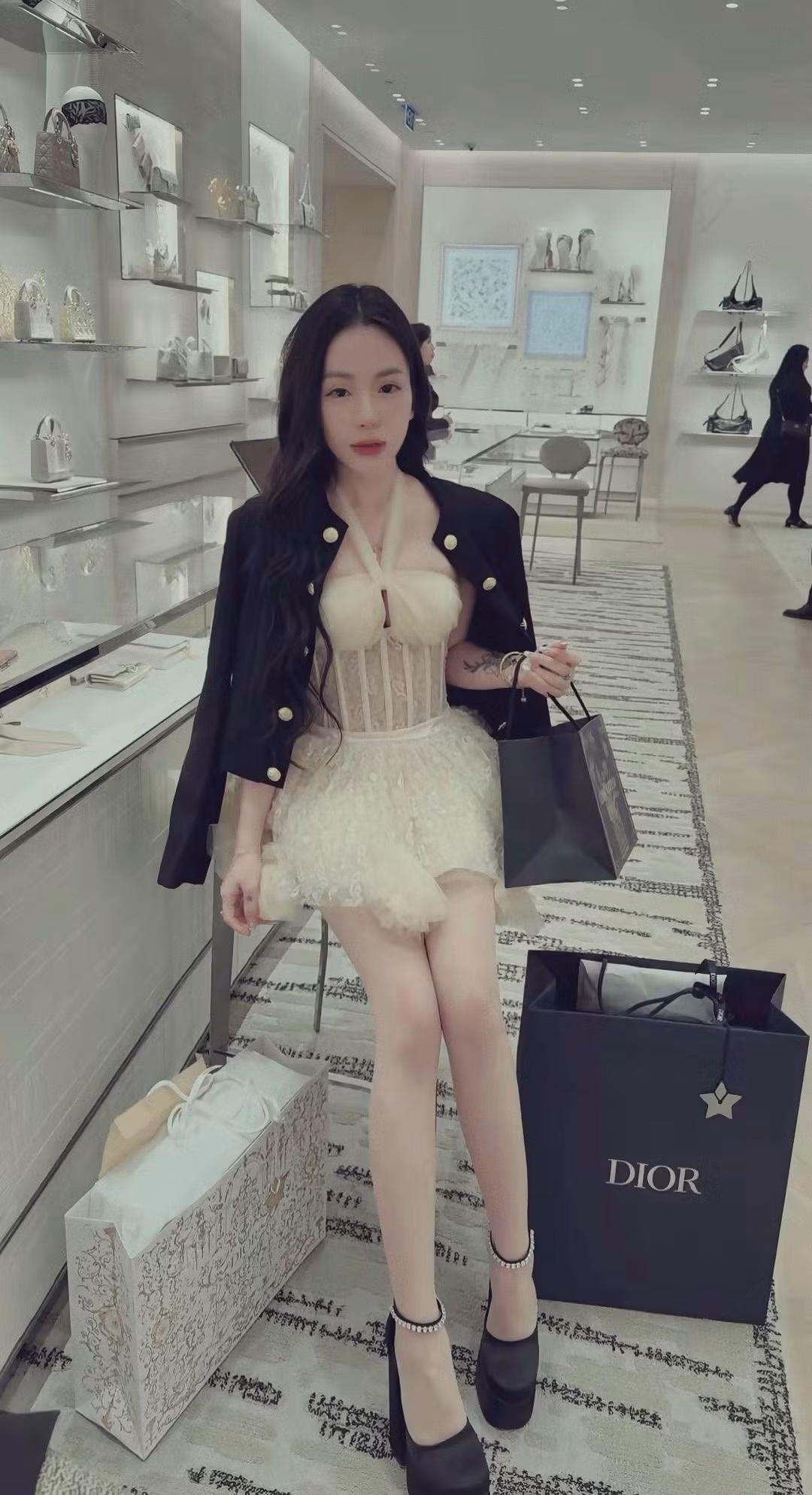 Không phải ai cũng có thể thực hiện một màn biến hình tương tự nếu không có body cân đối, vòng nào ra vòng nấy như Lan Leii và đặc biệt là thần thái khiến người xem phải “đổ gục”.