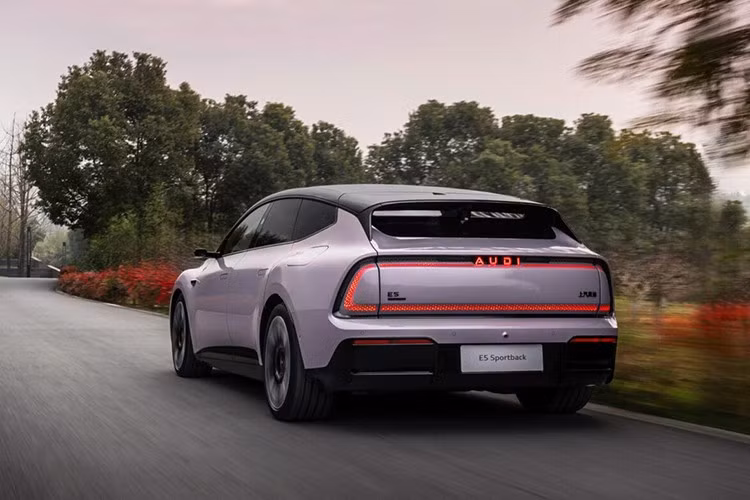 AUDI E5 Sportback được giới thiệu tại Trung Quốc với mức giá khởi điểm từ 32.800 đến 44.500 USD (tương đương 863 triệu đến 1,17 tỷ đồng).