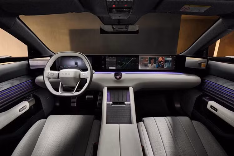 Bên trong, khoang cabin gây ấn tượng với màn hình 59 inch độ phân giải 4K kéo dài toàn bộ bảng táp-lô. Hệ điều hành AUDI OS chạy trên chip Qualcomm Snapdragon 8295 cho phép cá nhân hóa giao diện, điều khiển giọng nói kết hợp AI.