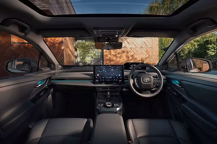 Nội thất của xe nổi bật với màn hình trung tâm 14 inch, kết nối không dây Apple CarPlay/Android Auto, hệ thống điều hòa 2 vùng, lọc khí PM2.5 và đèn viền 64 màu. Phiên bản AWD có thêm hệ dẫn động X-MODE, âm thanh JBL 9 loa.