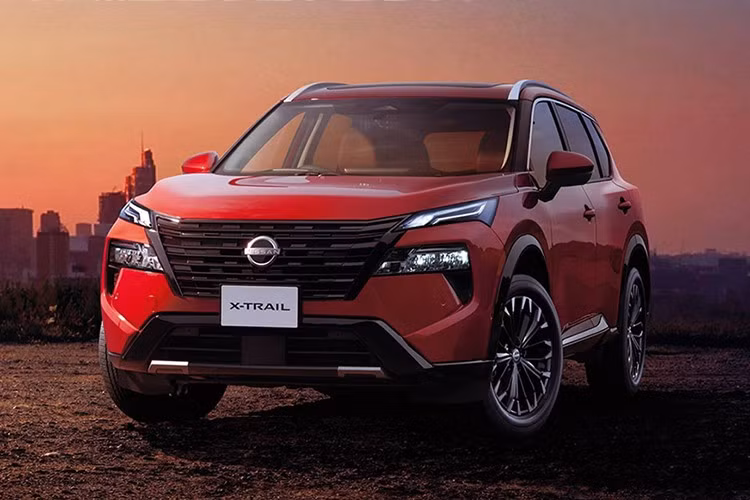 Nội thất xe được phối hai tông đen-đỏ thể thao. Tùy chọn ghế Recaro NISMO chỉnh điện và sưởi mang đến cảm giác ôm lưng khi lái ở tốc độ cao. Xe được trang bị hệ dẫn động 4 bánh e-4ORCE tinh chỉnh riêng, hệ thống giảm xóc Kayaba Swing Valve và điều khiển trung tâm VCM có chế độ SPORT.