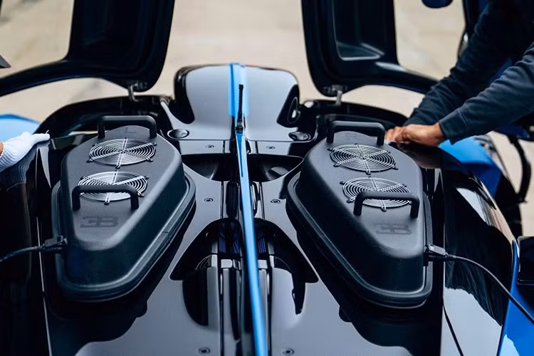 Nhiều xe đua hiện đại không tương thích với việc sử dụng trên đường phố do các đặc điểm kỹ thuật như yêu cầu làm nóng trước hoặc cơ chế khởi động hạn chế. Lanzante đánh giá từng xe riêng lẻ trước khi quyết định chuyển đổi. "Xe đua trước đây là xe đường trường, được cải tiến mạnh mẽ để đua.