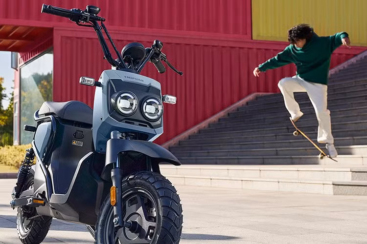 Mức giá xe máy điện Honda Zoomer e: tại Trung Quốc là 6299 nhân dân tệ - (khoảng 23 triệu đồng). Hiện phiên bản cũ của mẫu xe này cũng được nhiều đại lý tư nhân nhập về Việt nam và chào bán khoảng từ 35 triệu đồng.