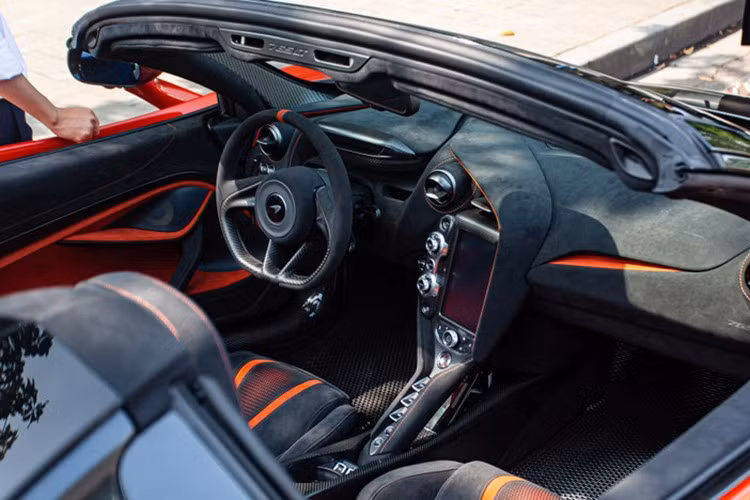 Nội thất xe phối 2 màu đen và cam, sử dụng chất liệu carbon và vật liệu Alcantara rộng rãi ở nhiều vị trí. Vô-lăng vẫn đơn giản như 720S, không có các nút bấm chức năng. Ngoài giao diện mới, thiết kế cabin của 765LT không thay đổi nhiều so với McLaren 720S.