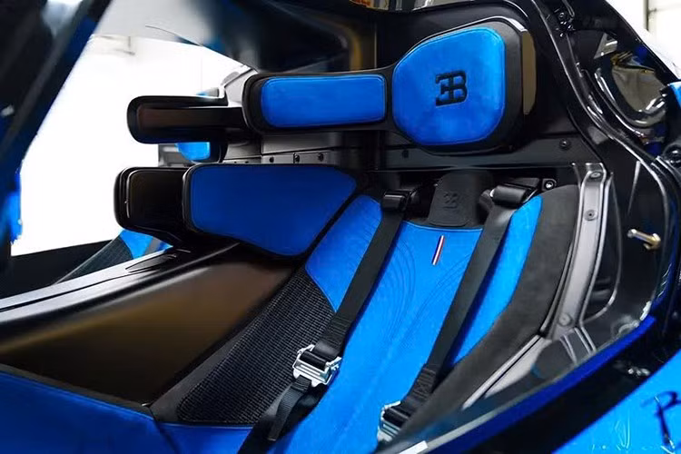 Vị CEO cũng lưu ý rằng kiến trúc của Bolide có nhiều điểm tương đồng với các mẫu xe Bugatti khác trên đường phố, đủ để việc chuyển đổi thành xe thương mại hợp pháp trở nên khả thi. Việc biến một chiếc xe đua chuyên dụng thành xe thương mại hợp pháp không phải là một việc dễ dàng.