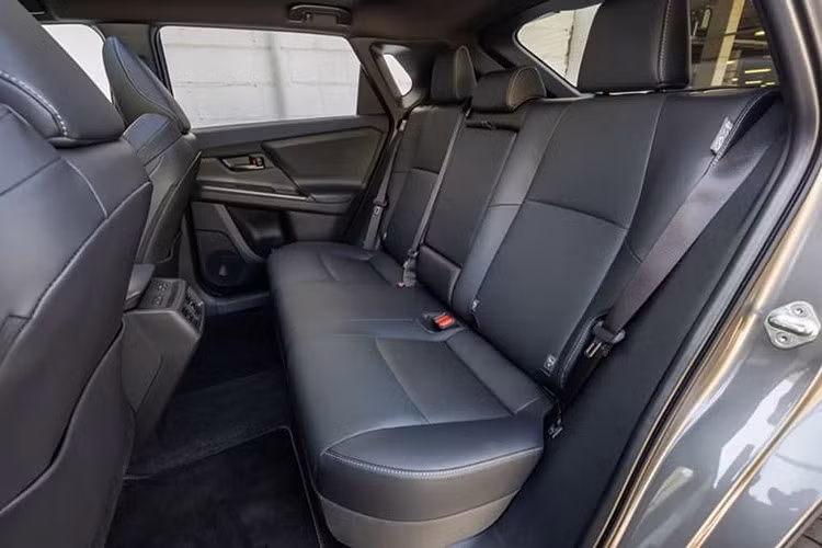 Toyota bZ4X được trang bị cụm pin lithium-ion 73,1 kWh. Cung cấp sức mạnh cho xe vẫn là hai tùy chọn động cơ nhưng đã được tinh chỉnh công suất. Thứ nhất là bản mô tơ đơn dẫn động cầu trước có công suất tăng từ 201 lên 221 mã lực. Bản này có phạm vi hoạt động đạt 525 km/sạc.