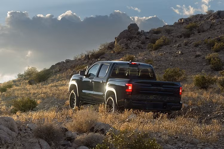 Tại Việt Nam, Nissan Frontier được phân phối với tên gọi Navara. Mẫu bán tải này vừa được nâng cấp vào năm 2024, trang bị động cơ dầu 2.3L tăng áp kép, có giá từ 685 triệu đồng đến 960 triệu đồng cho bản Pro4X.