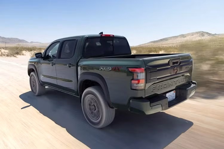 Xe còn có thêm tời màu Lava Red, huy hiệu Roush trên chắn bùn, bộ mâm hợp kim 17 inch hoàn thiện titan, đi kèm lốp địa hình Hankook Dynapro AT2 Xtreme, ốc mâm đen và nắp chụp “R” đầy mạnh mẽ.