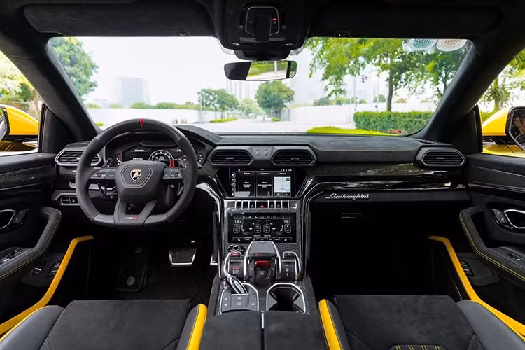 Đằng sau xe có khuếch tán gió mới, ống xả kép của thương hiệu Akrapovic, trên mui xe xuất hiện 1 cánh lướt gió carbon cỡ lớn, ngoài ra, xe còn có 1 cánh lướt gió nhỏ khác, ngay trên đèn hậu, cụm đèn hậu được nối với nhau qua 1 tấm ốp carbon.