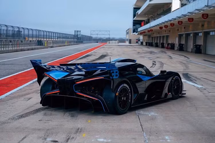 Giờ đây, rất nhiều xe đã trở thành xe đua thuần túy", Lanzante giải thích. "Chúng tôi đưa chúng đến xưởng, xem xét và quyết định có hoặc không." Ngay cả khi một chiếc xe đua có thể được hợp pháp hóa lưu thông trên đường phố, nó vẫn gần như không thể lái được đối với một chủ sở hữu chưa được đào tạo.