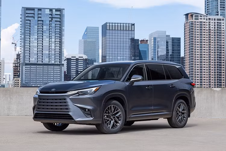 Lexus TX – mẫu SUV ba hàng ghế mới nổi của thương hiệu Nhật – đã nhanh chóng trở thành dòng xe bán chạy thứ ba nhờ sự kết hợp giữa không gian rộng rãi và độ tinh tế trong trải nghiệm. Bước sang năm thứ ba trên thị trường, TX nhận một số nâng cấp nhỏ nhưng đi kèm với mức giá tăng đáng chú ý.