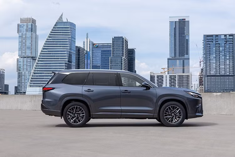 Điểm mới dễ thấy nhất là màu sơn Matador Red Mica dành cho các phiên bản không thuộc F Sport. Ở cấu hình cao cấp nhất TX 550h+ plug-in hybrid, xe nay được trang bị thêm cửa sổ trời toàn cảnh, tăng tính sang trọng.