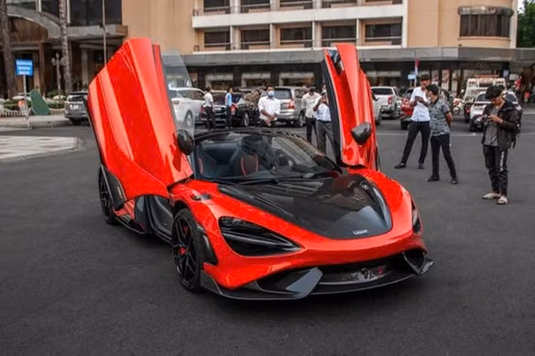 Vẫn được trang bị khối động cơ V8, dung tích 4.0 lít, tăng áp kép nhưng McLaren 765LT Spider lại sản sinh công suất tối đa 755 mã lực, tăng 45 mã lực so với bản tiêu chuẩn tại vòng tua máy 7.500 vòng/phút và mô-men xoắn cực đại 800 Nm tại tua máy 5.500 vòng/phút. Xe tăng tốc từ vị trí xuất phát lên 100 km/h chỉ trong thời gian 2,8 giây trước khi đạt vận tốc tối đa 330 km/h.